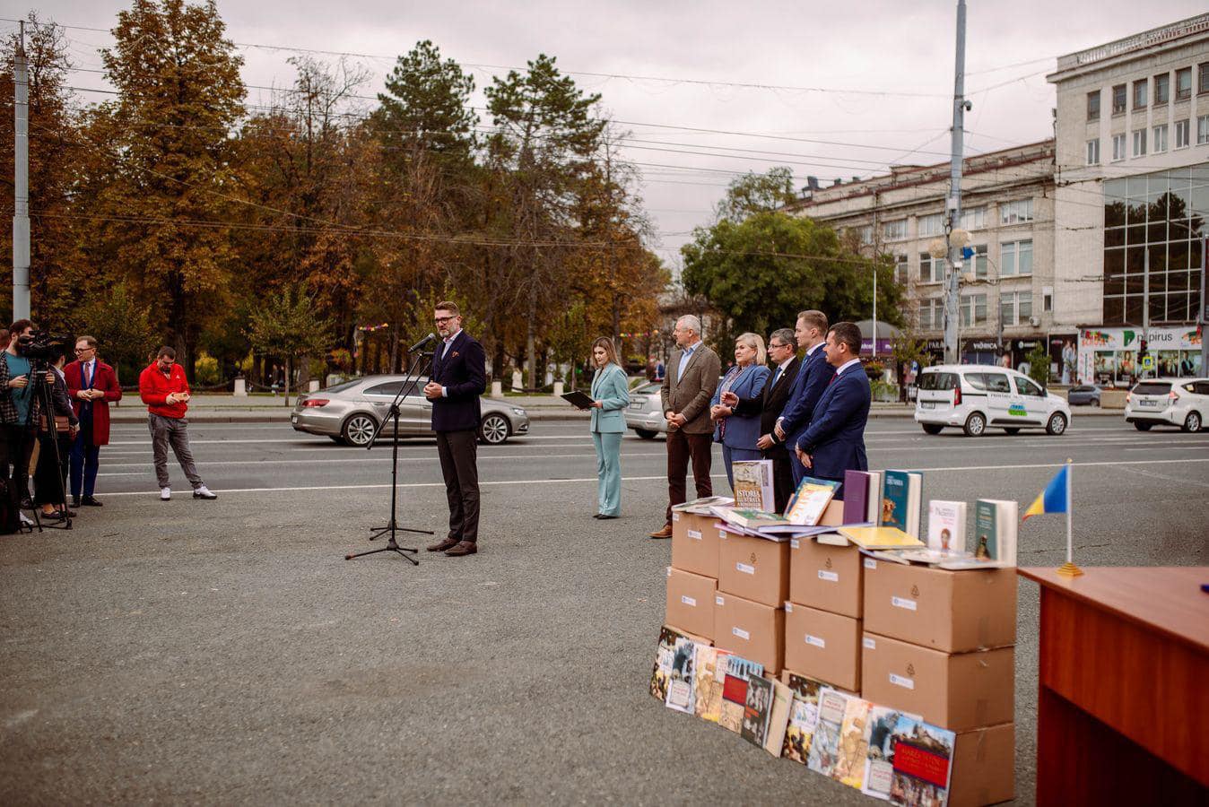 Camioane cu 100 000 de cărți, la Chișinău: donație din partea României pentru bibliotecile din R. Moldova FOTO