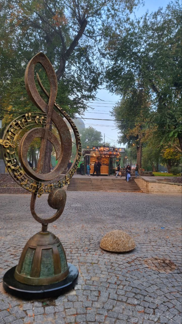 Sculptură în formă de „cheia sol” - instalată pe strada pietonală Eugen Doga din Chișinău: este din bronz (FOTO)