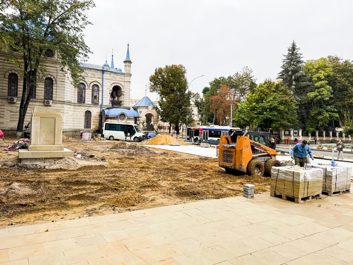 FOTO Arbori din scuarul liceului Gheorghe Asachi, aparent sănătoși, tăiați. Cum explică autoritățile