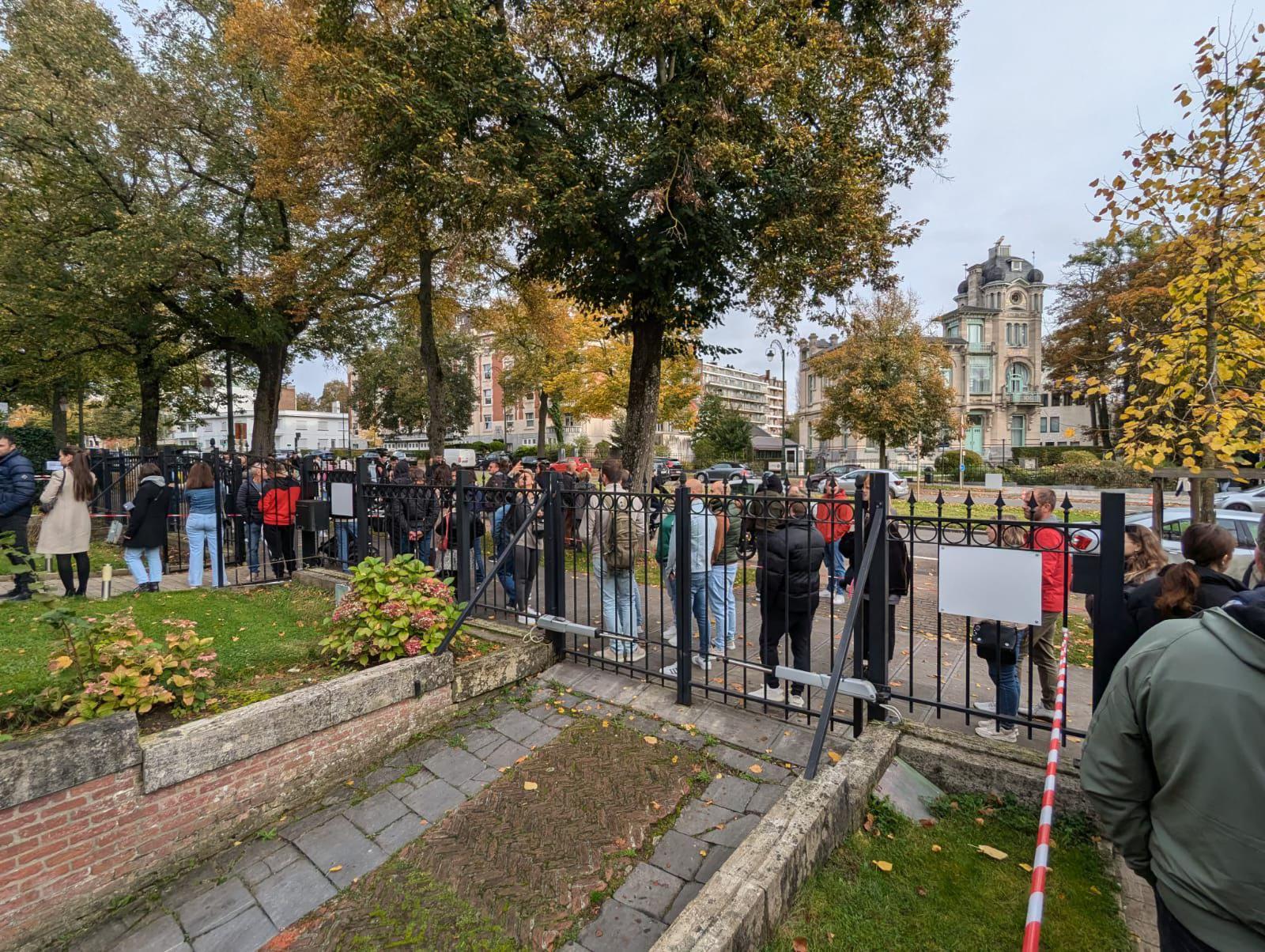 (ФОТО, ВИДЕО) Диаспора Молдовы голосует. На избирательных участках за границей образовались очереди