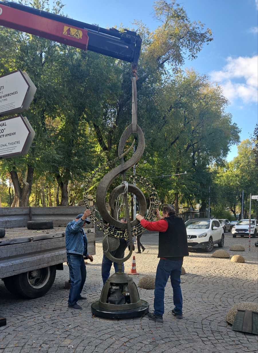 Sculptură în formă de „cheia sol” - instalată pe strada pietonală Eugen Doga din Chișinău: este din bronz (FOTO)