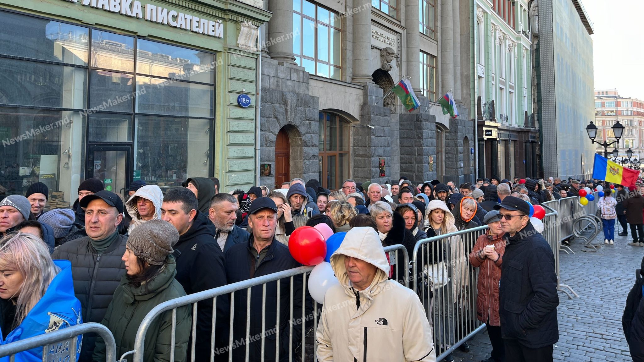 (ФОТО, ВИДЕО) Диаспора Молдовы голосует. На избирательных участках за границей образовались очереди