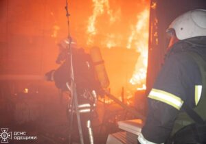 (FOTO) Odesa – atacată cu drone și rachete balistice: distrugeri și incendii. O persoană, în stare gravă