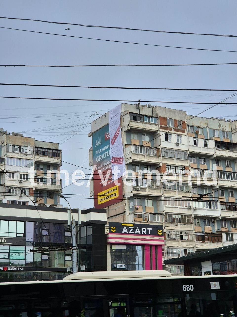 Banner ilegal cu mesajul „Jos Sandu” pe o clădire din Chișinău. Ce spune poliția