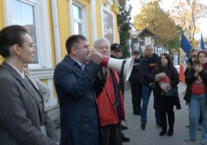 (ВИДЕО) Протест у здания КС. Таубер, Лунгу, Фуртунэ и Воронин требуют не признавать результаты референдума