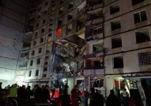 Rușii au bombardat un bloc din Harkov: un copil de 12 ani a decedat, iar alte 34 de persoane sunt rănite