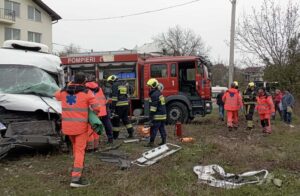 Accident grav în comuna Tohatin: cinci persoane rănite într-o coliziune între un microbuz și un autobuz