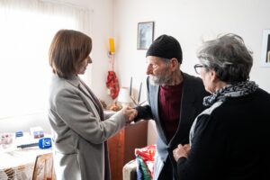 Maia Sandu, în vizită la cel mai în vârstă alegător: „Mi-a zis că vrea să vadă R. Moldova la adăpost, în UE”