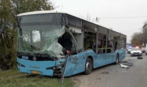 Accident grav în comuna Tohatin: cinci persoane rănite într-o coliziune între un microbuz și un autobuz