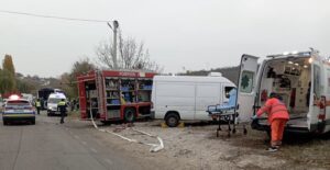 Accident grav în comuna Tohatin: cinci persoane rănite într-o coliziune între un microbuz și un autobuz