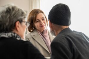 Maia Sandu, în vizită la cel mai în vârstă alegător: „Mi-a zis că vrea să vadă R. Moldova la adăpost, în UE”