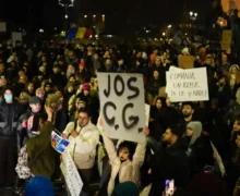 „Georgescu la tribunal. Și penal, și legionar”. Protest în București după rezultatele turul I al prezidențialelor (VIDEO)