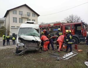 Accident grav în comuna Tohatin: cinci persoane rănite într-o coliziune între un microbuz și un autobuz