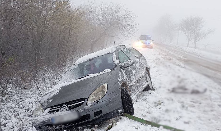 FOTO Accidente pe drumurile din Moldova: trei mașini au derapat de pe trasee; o femeie și doi copii - transportați la spital 