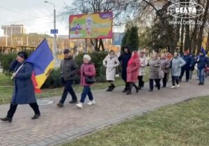 (ФОТО, ВИДЕО) СМИ: Живущие в России граждане Молдовы едут в Минск и Баку, чтобы проголосовать на выборах президента