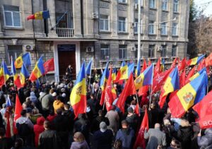 „Vom mobiliza întreaga țară”. Socialiștii s-au dus cu protest la CEC după ce Stoianoglo a pierdut alegerile prezidențiale (VIDEO)