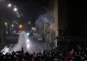 (ВИДЕО) В Тбилиси больше ста человек задержали во вторую ночь протестов из-за приостановки переговоров с ЕС