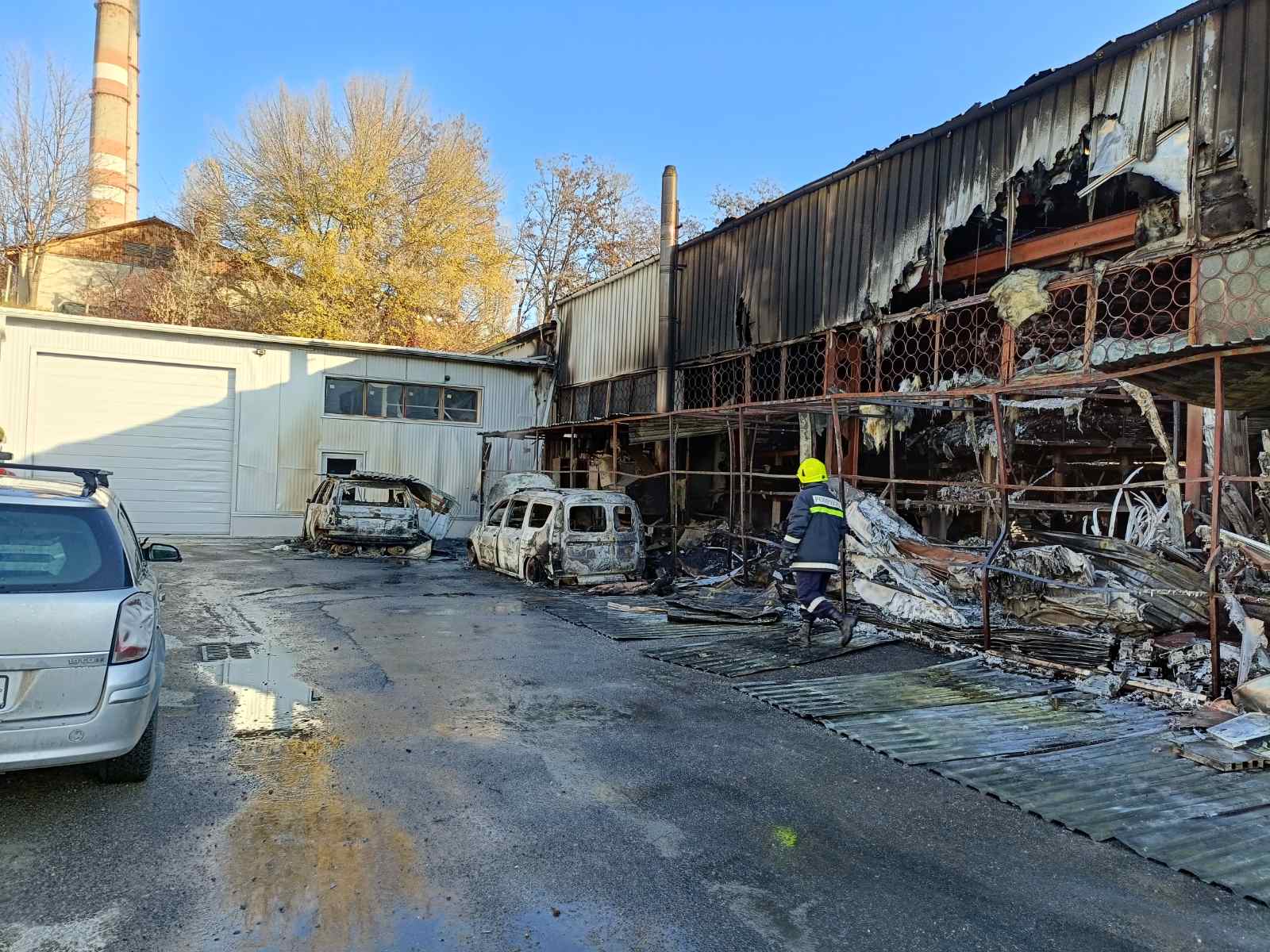 (ФОТО) В Кишиневе произошел крупный пожар на складе роллетов. На месте происшествия работали 42 спасателя и пожарных