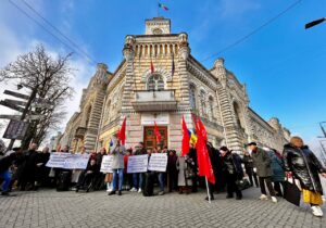 (ФОТО) Социалисты потребовали включить в бюджет Кишинева компенсации за отопление. Как их протест прокомментировал Ион Чебан?