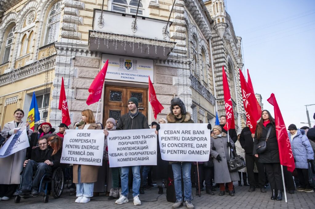 FOTO/VIDEO Socialiștii, protest în fața Primăriei Chișinău. Reacția lui Ceban: încercare de a distrage atenția de la bugetul municipal