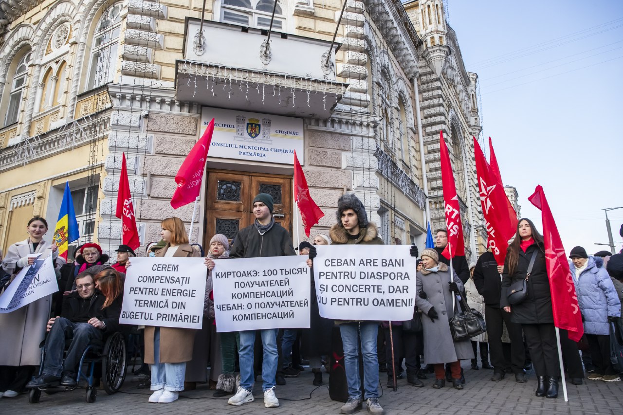 (ФОТО) Социалисты потребовали включить в бюджет Кишинева компенсации за отопление. Как их протест прокомментировал Ион Чебан?