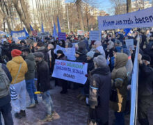 Учителя собрались на протест у здания парламента: «Хотим достойную зарплату!»