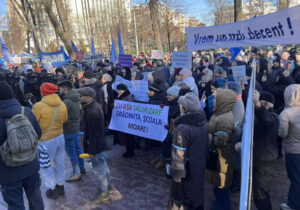 Учителя собрались на протест у здания парламента: «Хотим достойную зарплату!»