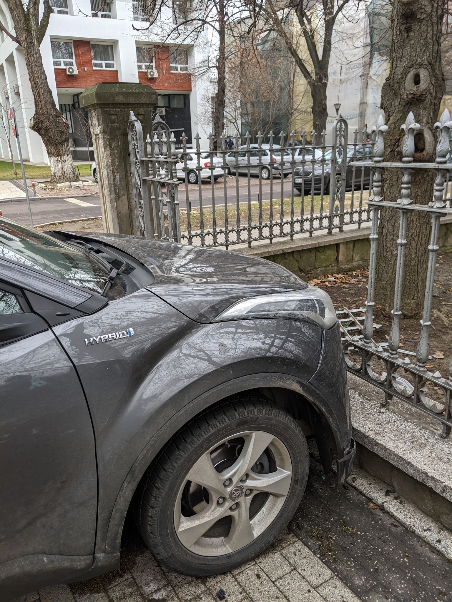 FOTO Accident în centrul Chișinăului: un automobil a ajuns în gardul parcului „Ștefan cel Mare”