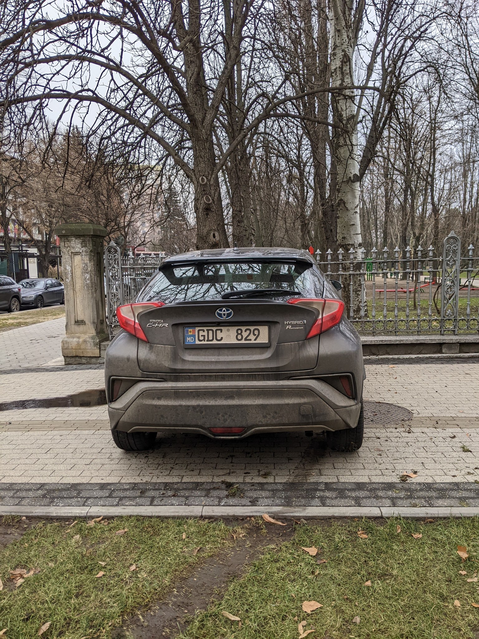 FOTO Accident în centrul Chișinăului: un automobil a ajuns în gardul parcului „Ștefan cel Mare”