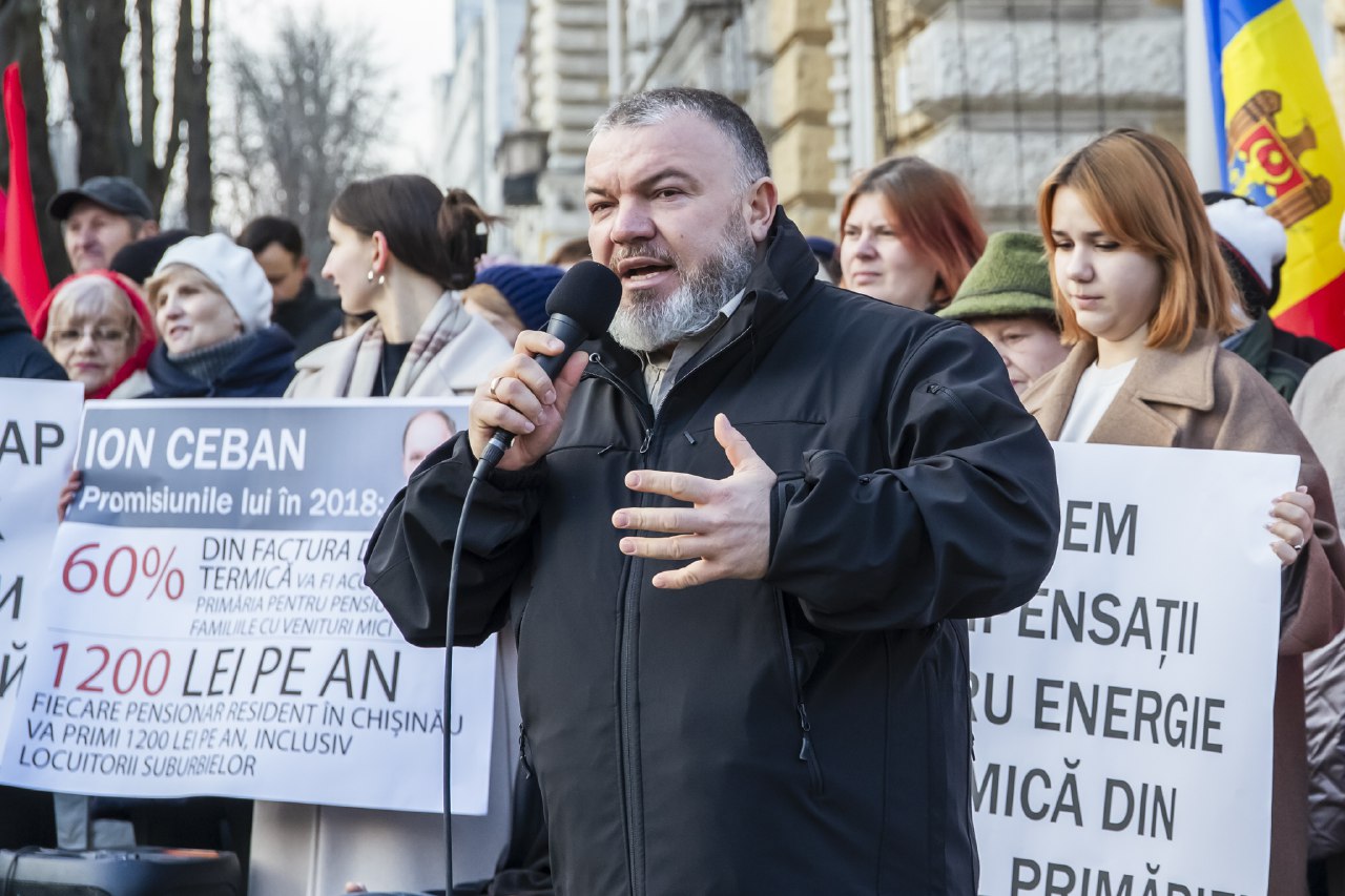 (ФОТО) Социалисты потребовали включить в бюджет Кишинева компенсации за отопление. Как их протест прокомментировал Ион Чебан?