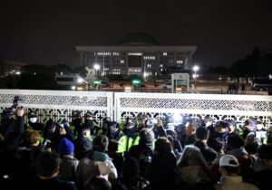 Парламент Южной Кореи не смог отправить в отставку президента после его провальной попытки ввести военное положение