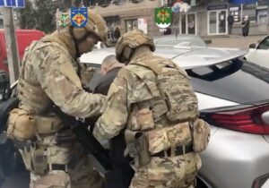 (ВИДЕО) В Молдове задержали двух подозреваемых в контрабанде автомобилей класса люкс из ЕС