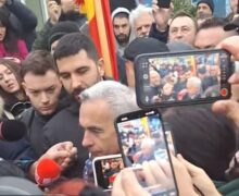 „Românii vor să voteze”. Georgescu s-a dus la o „secție de votare”, împreună cu susținătorii săi