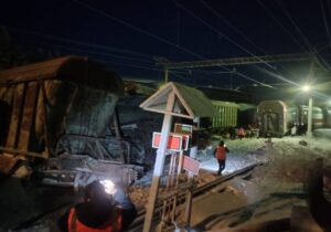 (ВИДЕО) В Мурманской области двухэтажный пассажирский поезд столкнулся с грузовым составом. Есть пострадавшие