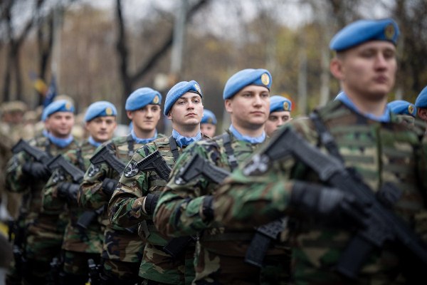 FOTO/VIDEO Militarii moldoveni au defilat la parada de la Bucureşti, de Ziua Națională a României