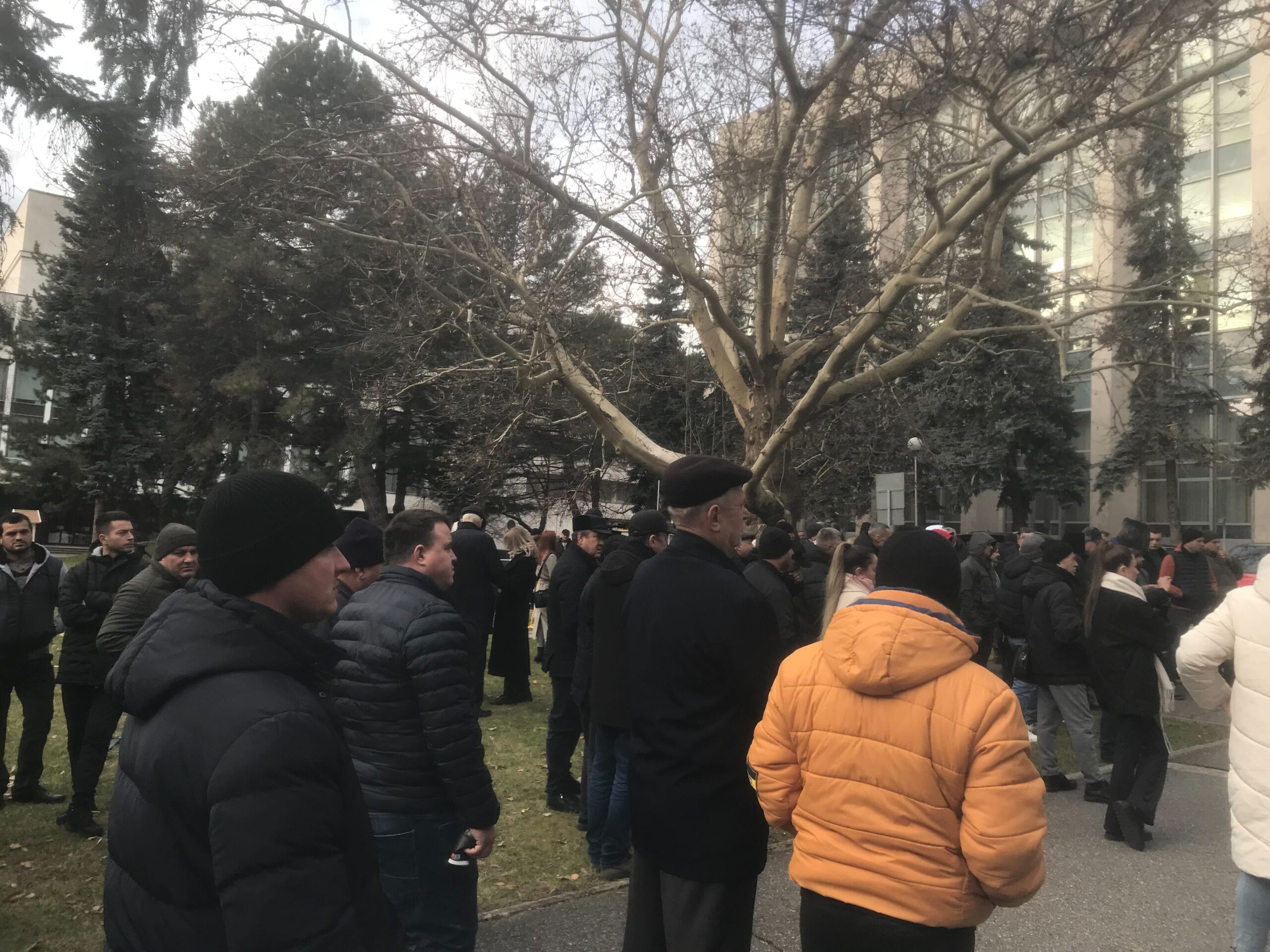 FOTO/VIDEO Protest cu îmbrânceli la ușa Guvernului: agricultorii și-au anunțat revendicările. Au fost chemați la discuții 