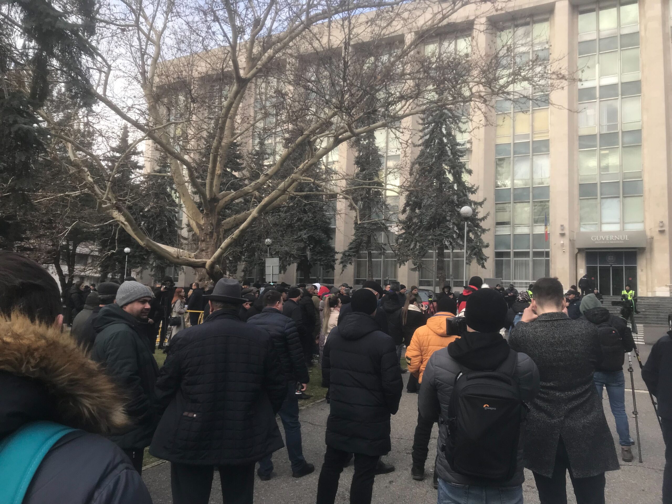 (ФОТО) Протест фермеров в Кишиневе. Между участниками акции и полицейскими произошла потасовка