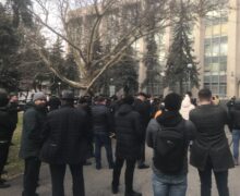 (ФОТО) Протест фермеров в Кишиневе. Между участниками акции и полицейскими произошла потасовка