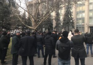 (ФОТО) Протест фермеров в Кишиневе. Между участниками акции и полицейскими произошла потасовка