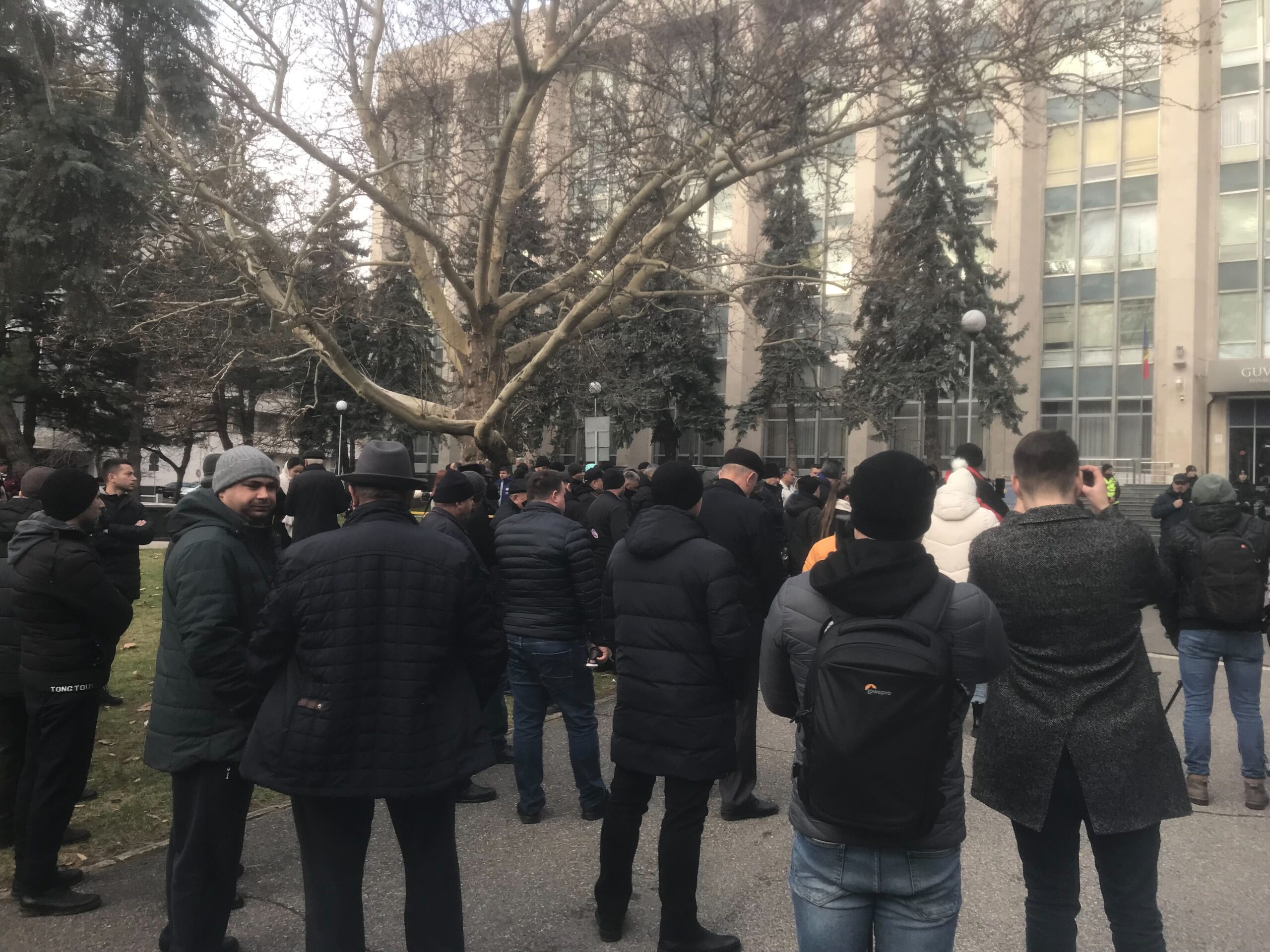 FOTO/VIDEO Protest cu îmbrânceli la ușa Guvernului: agricultorii și-au anunțat revendicările. Au fost chemați la discuții 