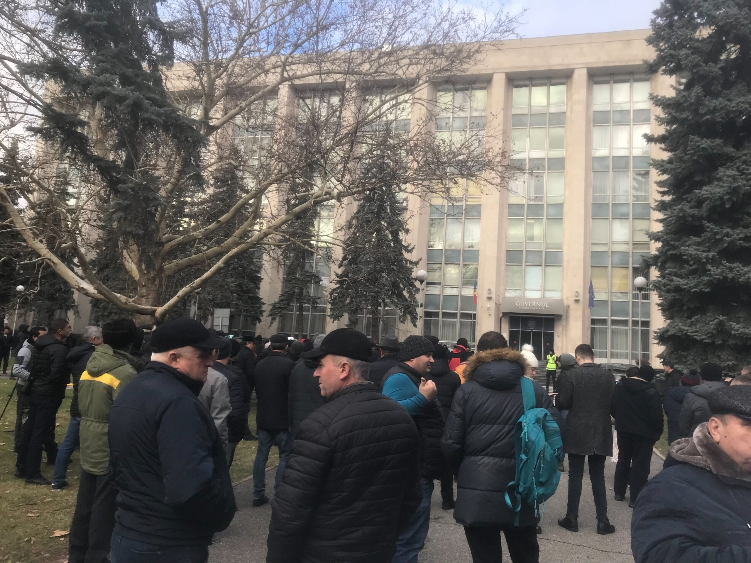 FOTO/VIDEO Protest cu îmbrânceli la ușa Guvernului: agricultorii și-au anunțat revendicările. Au fost chemați la discuții 