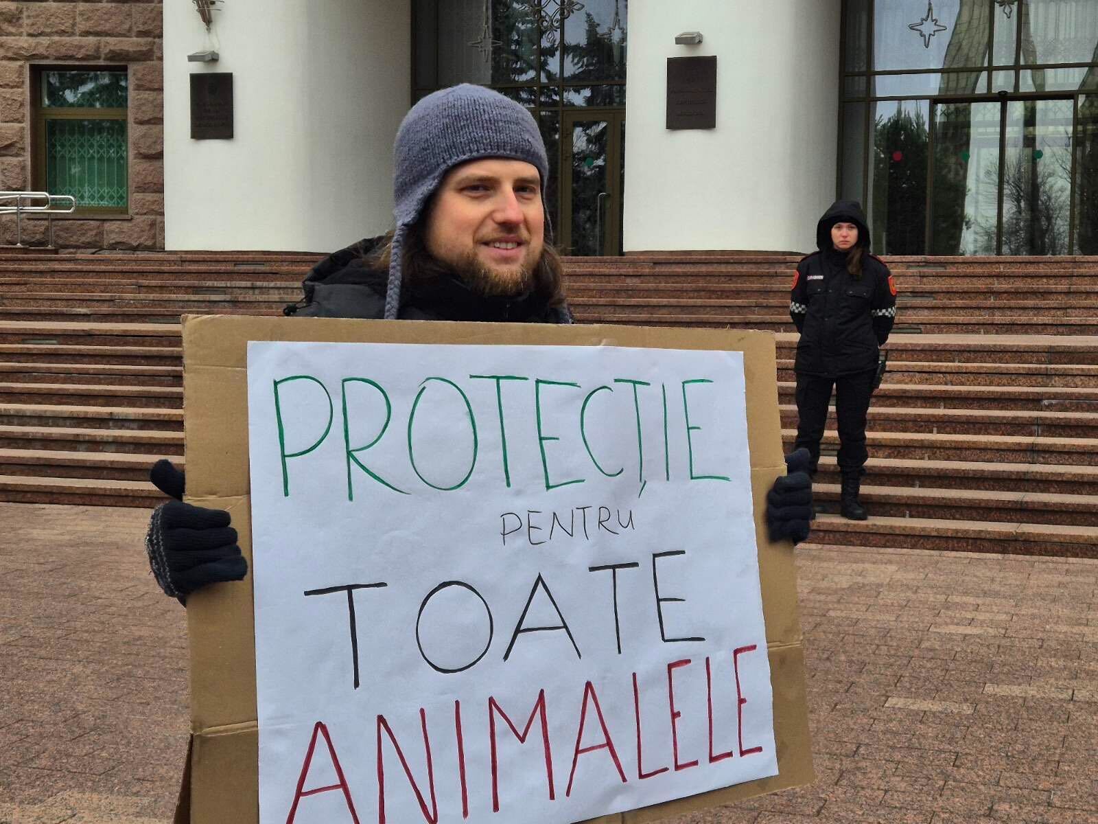 (ФОТО) Зоозащитники устроили протест у здания парламента. С чем это связано?