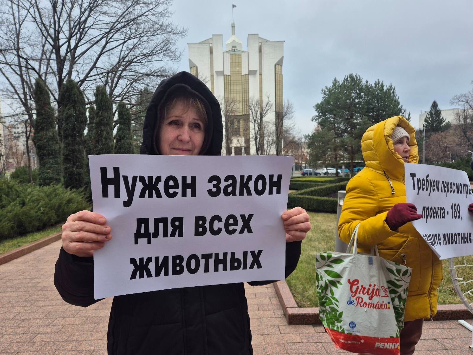 (ФОТО) Зоозащитники устроили протест у здания парламента. С чем это связано?