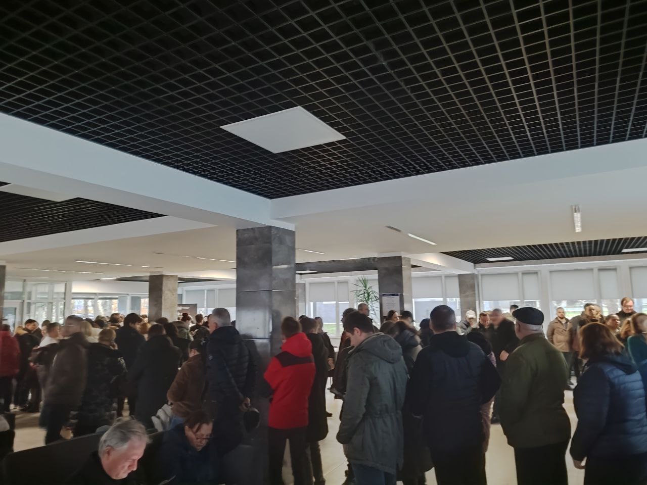 Alegeri parlamentare în România: coadă de circa 100 de persoane la o secție de vot din Chișinău (FOTO/VIDEO)