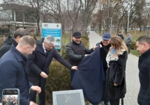 (ФОТО) В столичном сквере появилась Аллея дружбы. Деревья на ней высадили дипломаты посольства Азербайджана