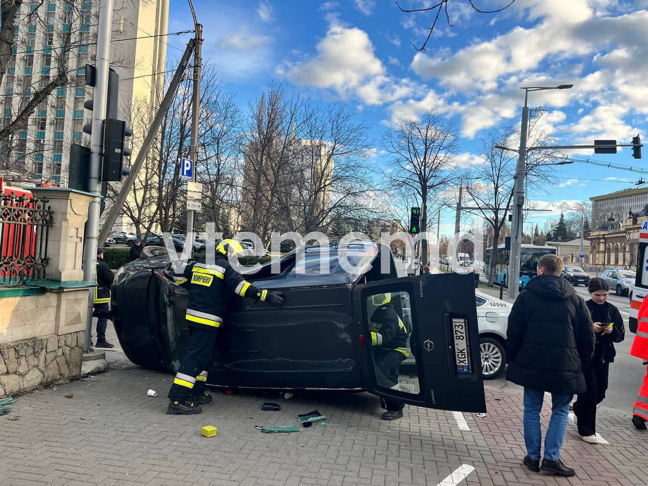 (FOTO) Două mașini s-au ciocnit în centrul Chișinăului: o persoană - transportată la spital