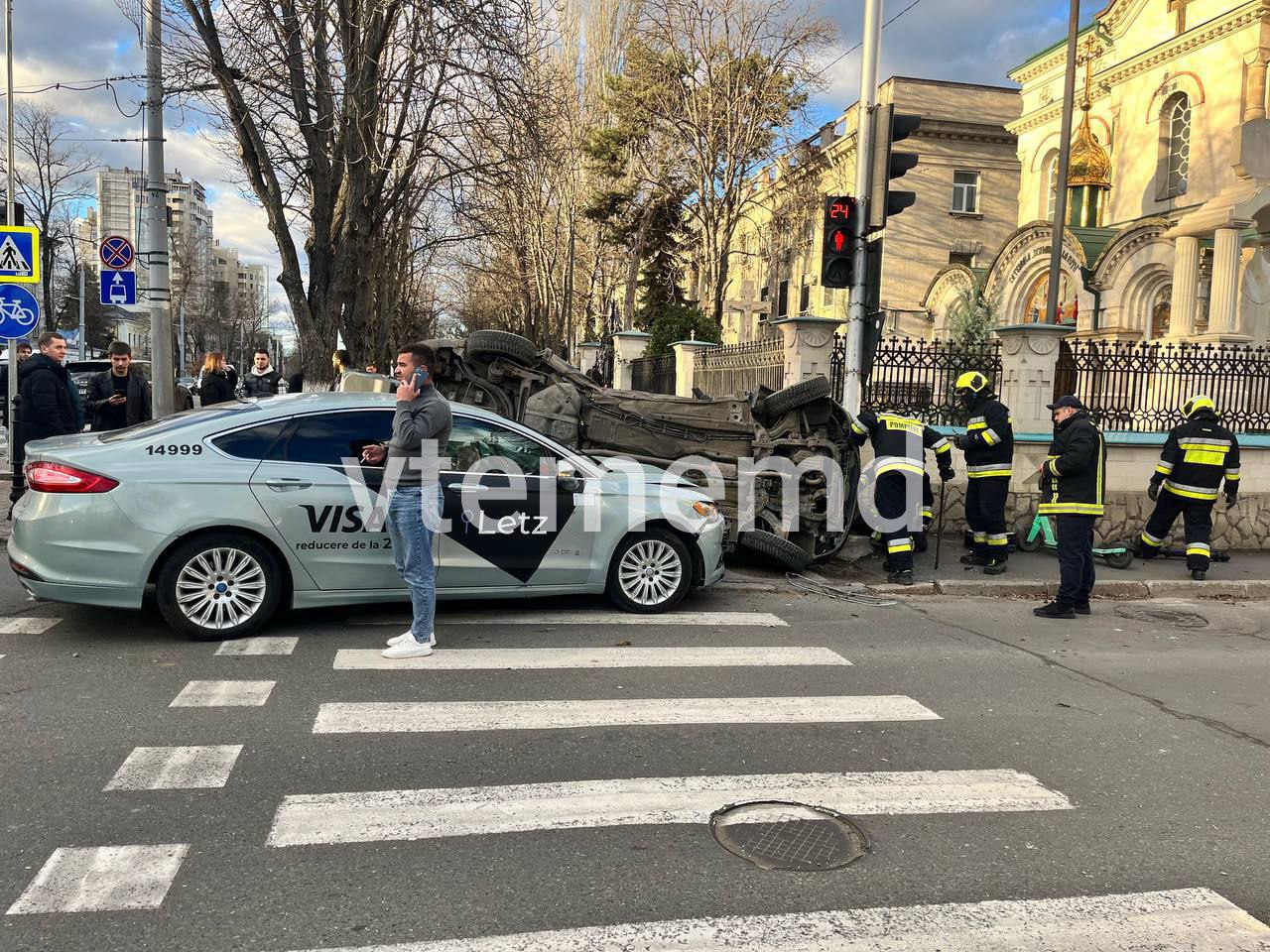 (FOTO) Două mașini s-au ciocnit în centrul Chișinăului: o persoană - transportată la spital