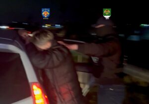 Un taximetrist și pasagera sa, reținuți cu un sac de droguri adus din Ucraina (VIDEO)