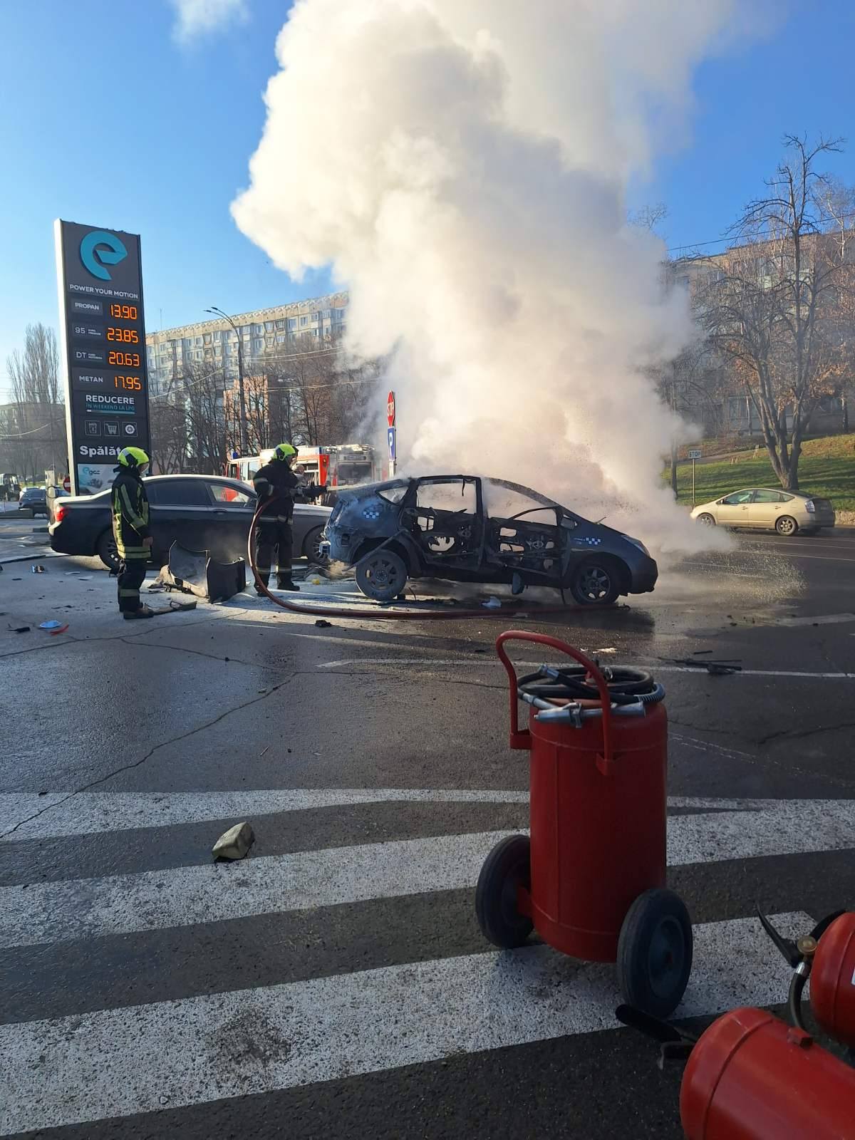 (ФОТО) В Кишиневе на заправке взорвался и загорелся автомобиль такси. Пострадал водитель