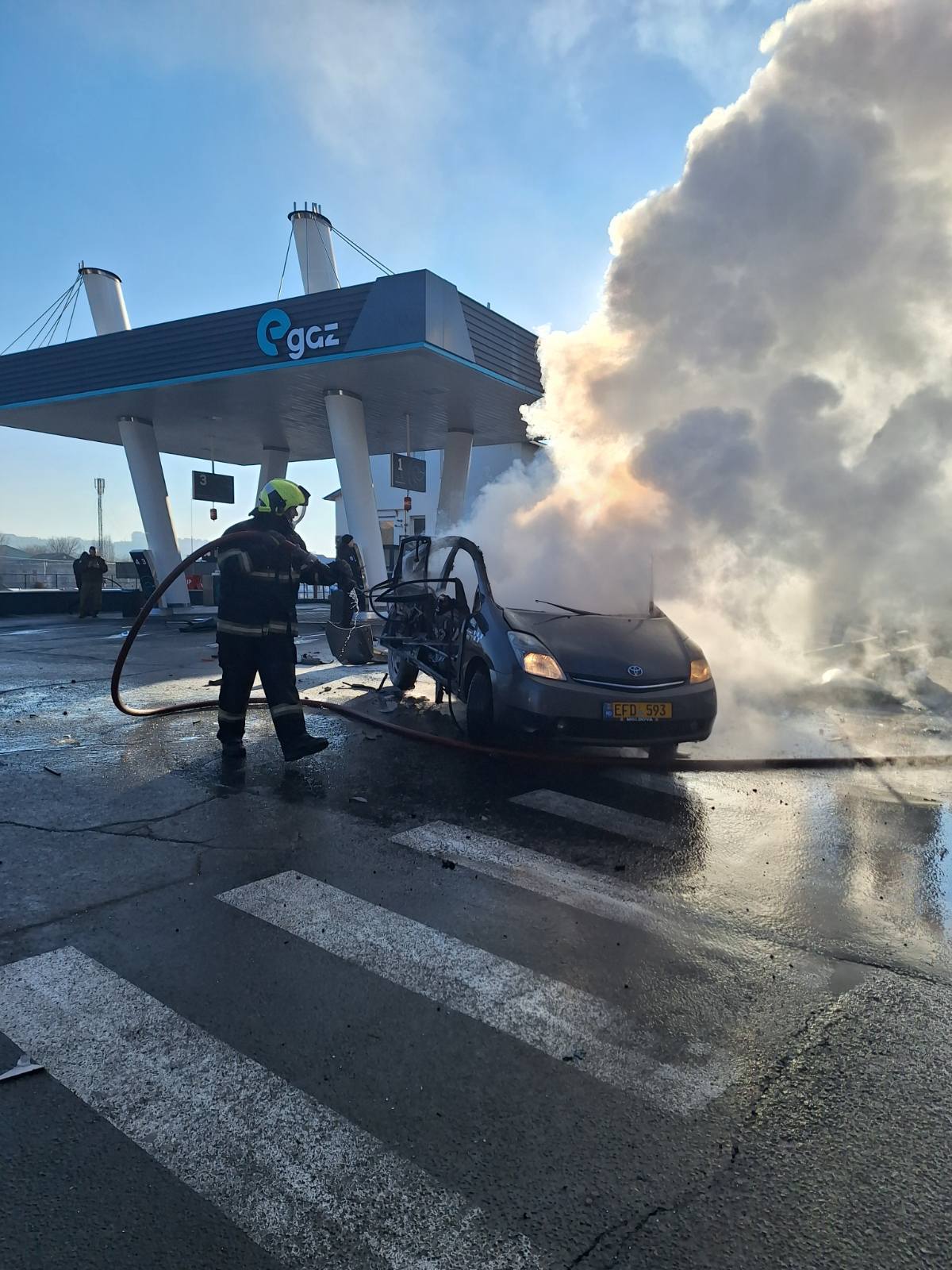 (ФОТО) В Кишиневе на заправке взорвался и загорелся автомобиль такси. Пострадал водитель